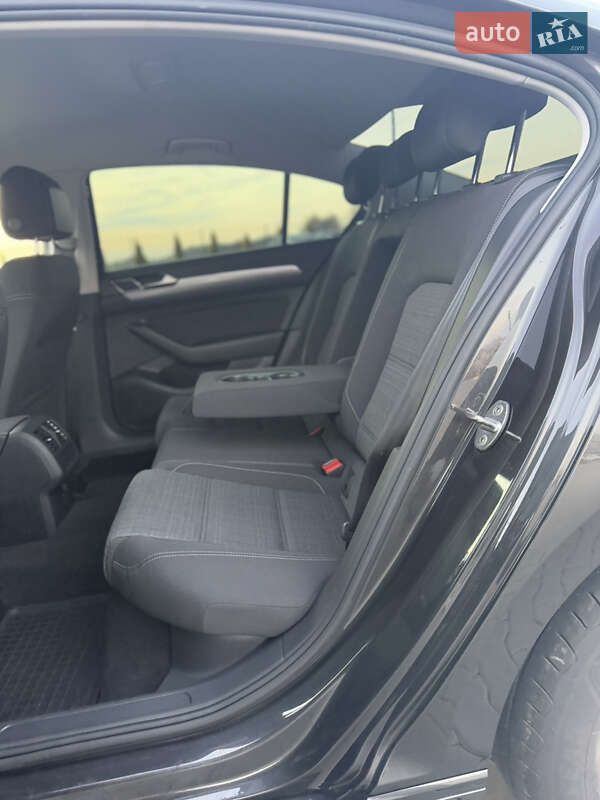 Седан Volkswagen Passat 2022 в Луцке