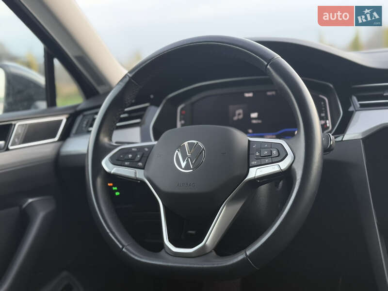 Седан Volkswagen Passat 2022 в Луцке