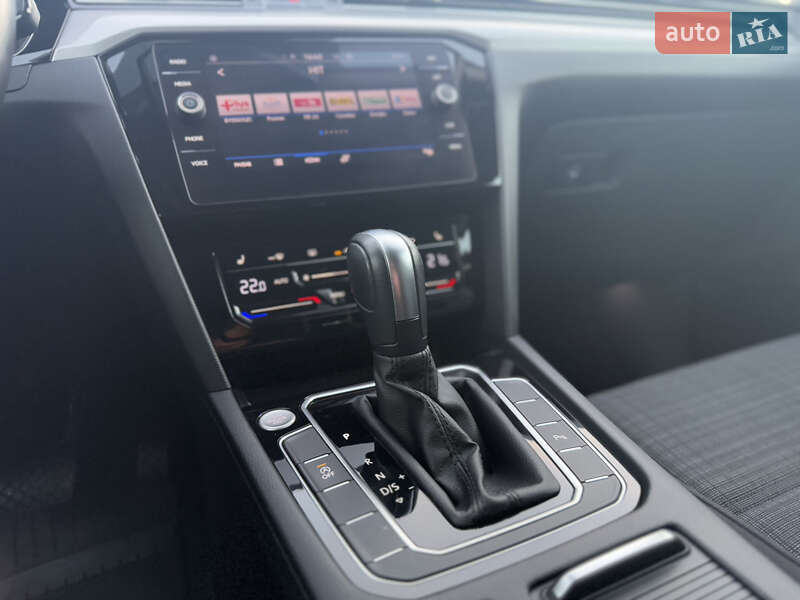 Седан Volkswagen Passat 2022 в Луцке