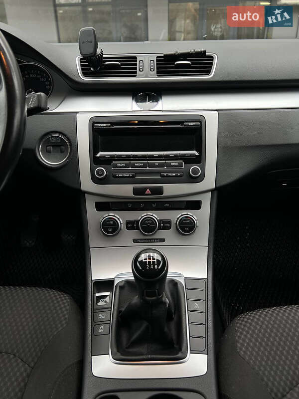 Універсал Volkswagen Passat 2012 в Новояворівську