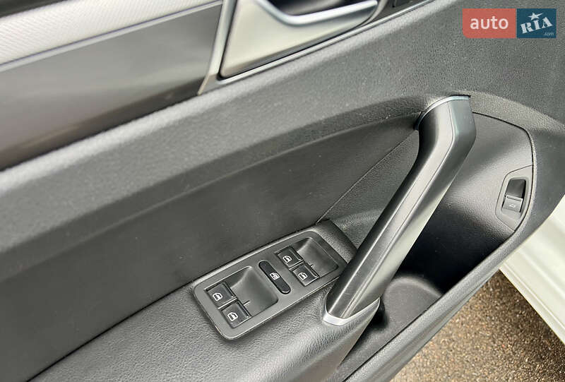 Седан Volkswagen Passat 2018 в Киеве