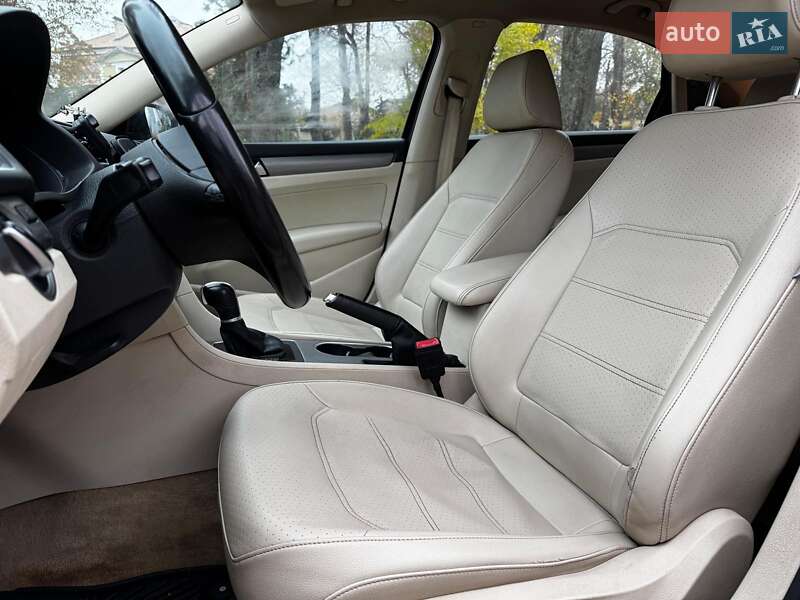 Седан Volkswagen Passat 2014 в Києві