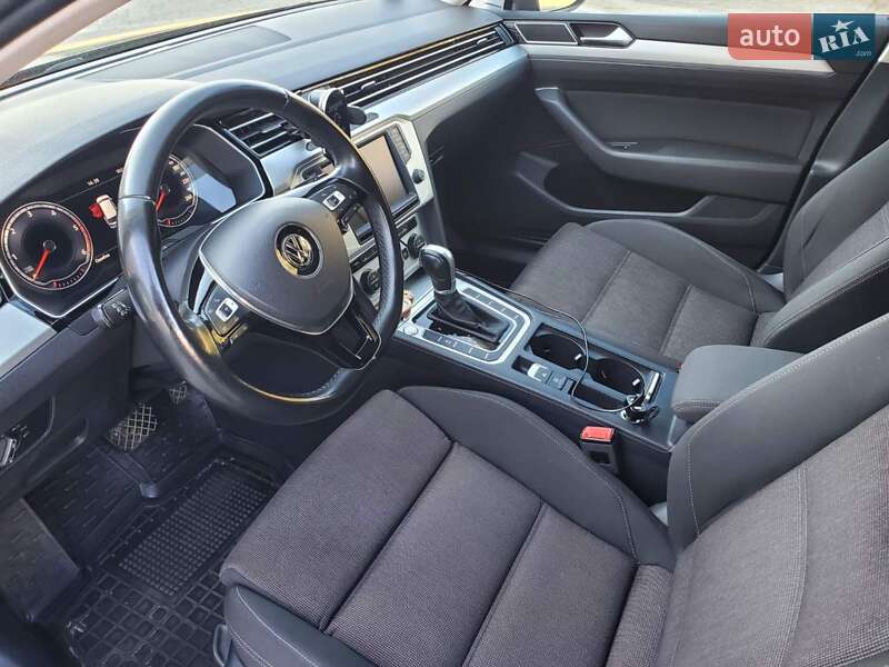 Універсал Volkswagen Passat 2015 в Ужгороді