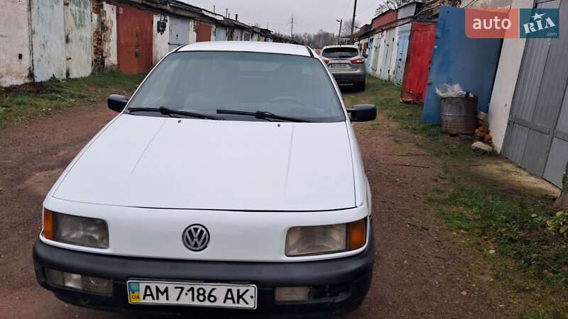 Седан Volkswagen Passat 1989 в Коростене