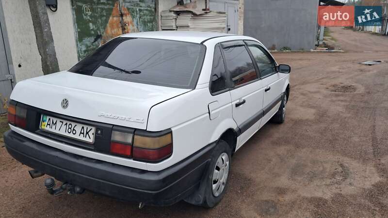 Седан Volkswagen Passat 1989 в Коростене