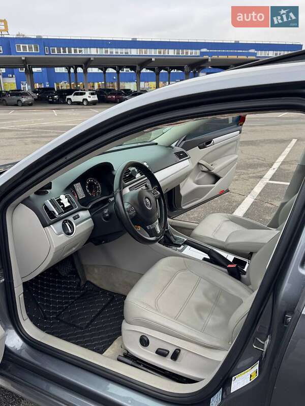 Седан Volkswagen Passat 2012 в Києві
