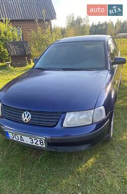 Седан Volkswagen Passat 2001 в Дроздыни