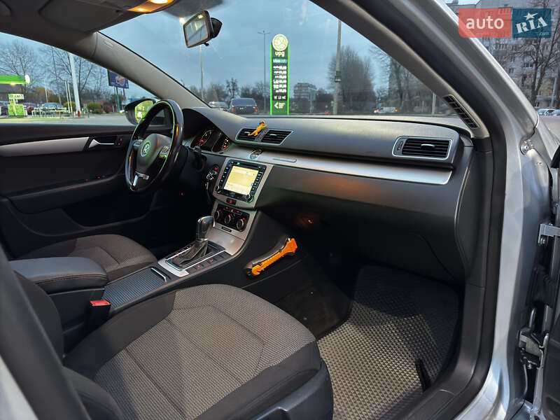 Універсал Volkswagen Passat 2012 в Києві