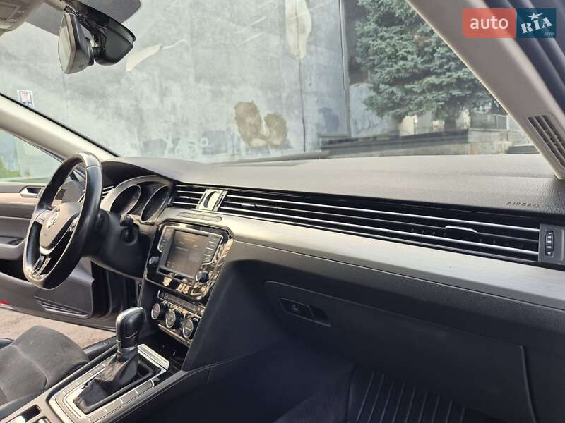 Универсал Volkswagen Passat 2015 в Ровно