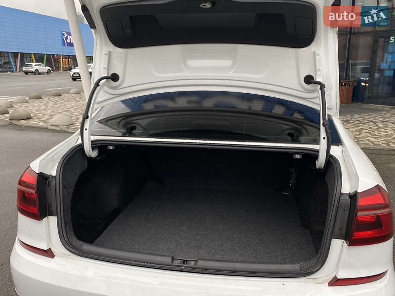 Седан Volkswagen Passat 2017 в Киеве