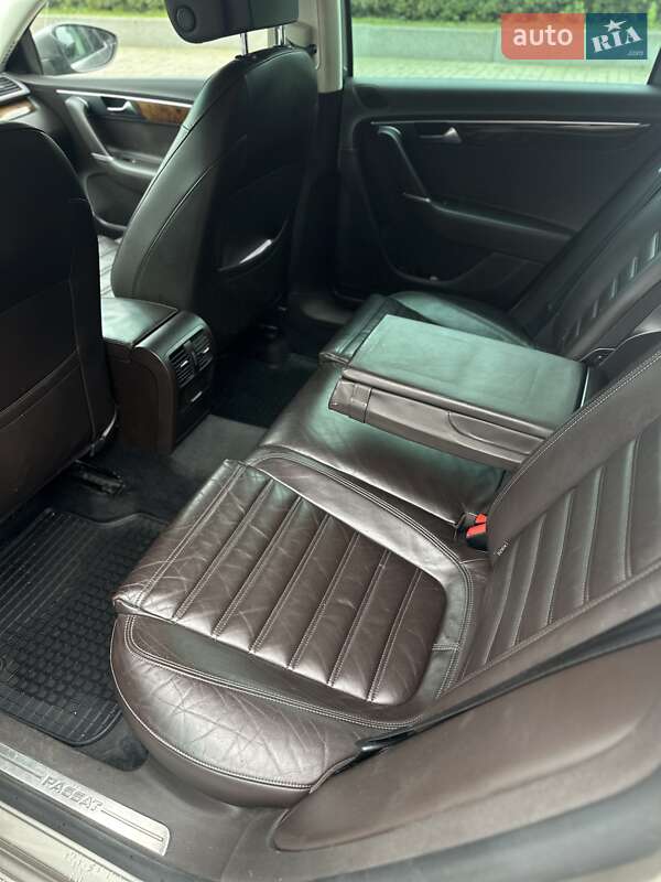 Седан Volkswagen Passat 2013 в Ровном
