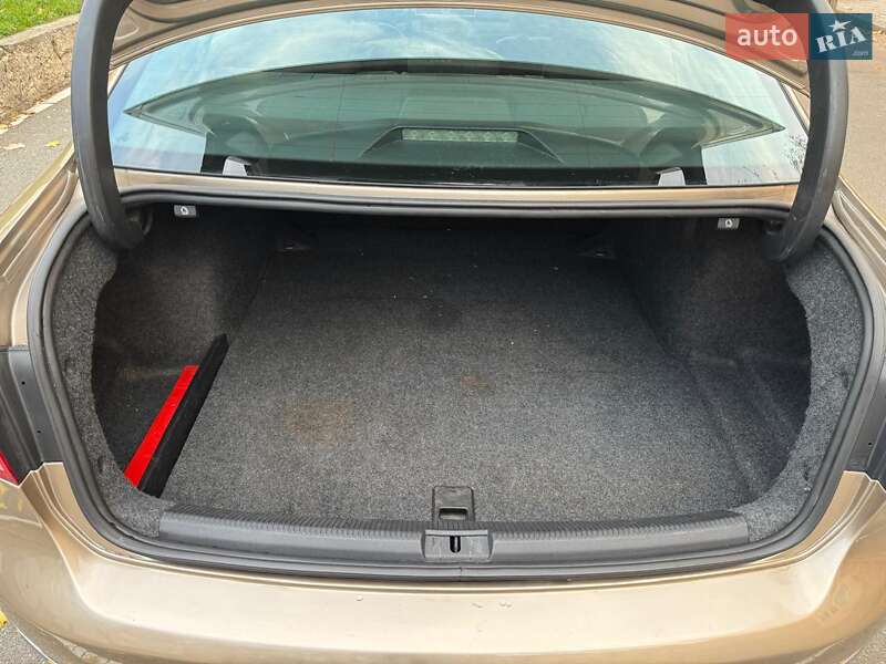 Седан Volkswagen Passat 2014 в Киеве