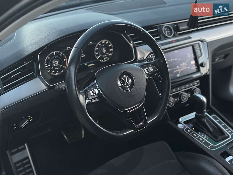 Седан Volkswagen Passat 2016 в Ужгороде