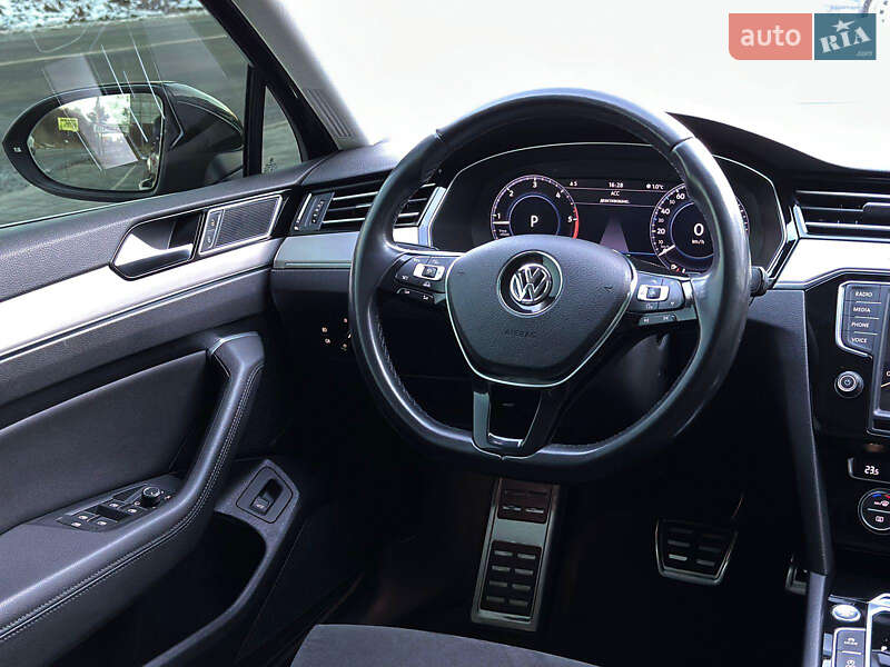 Седан Volkswagen Passat 2016 в Ужгороде