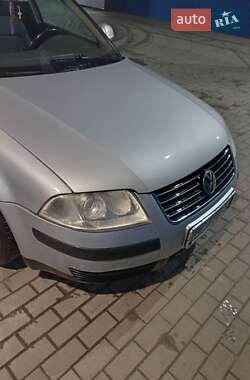 Універсал Volkswagen Passat 2004 в Жовкві