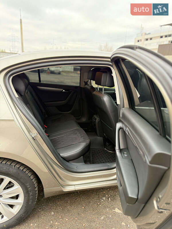 Седан Volkswagen Passat 2013 в Киеве