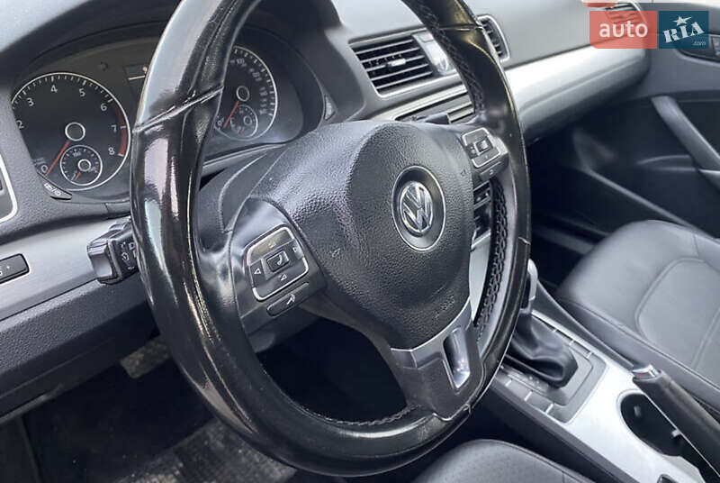 Седан Volkswagen Passat 2012 в Тростянце