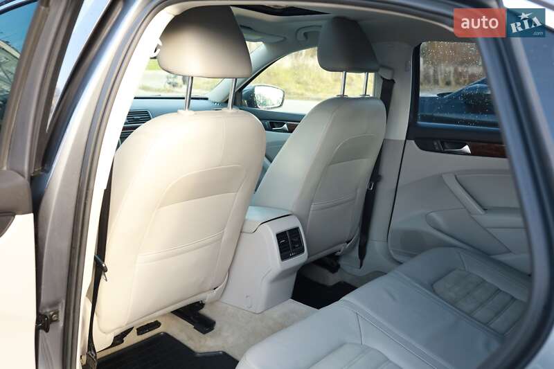 Седан Volkswagen Passat 2012 в Львове