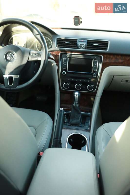 Седан Volkswagen Passat 2012 в Львове