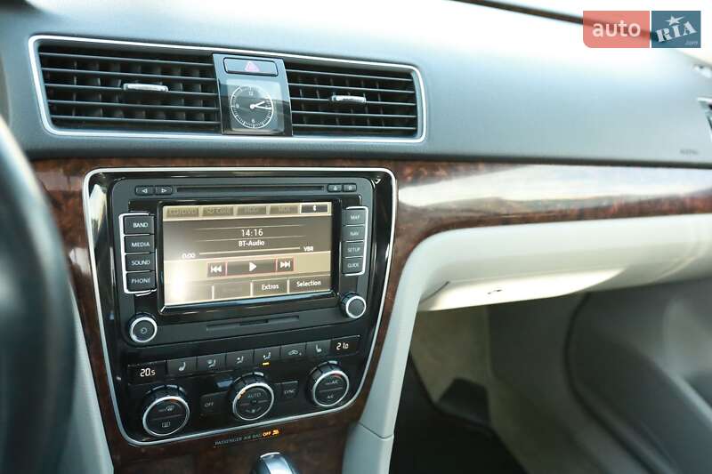 Седан Volkswagen Passat 2012 в Львове