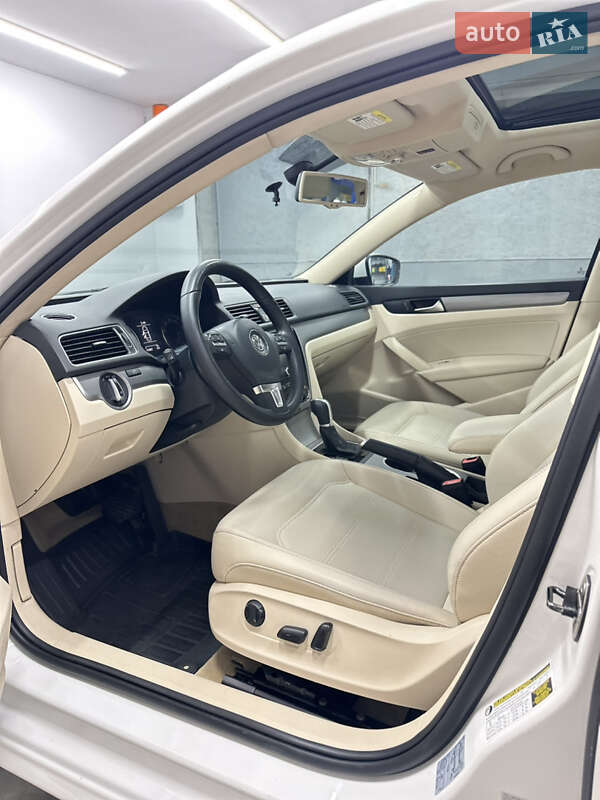 Седан Volkswagen Passat 2013 в Львове