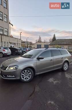 Універсал Volkswagen Passat 2013 в Ужгороді
