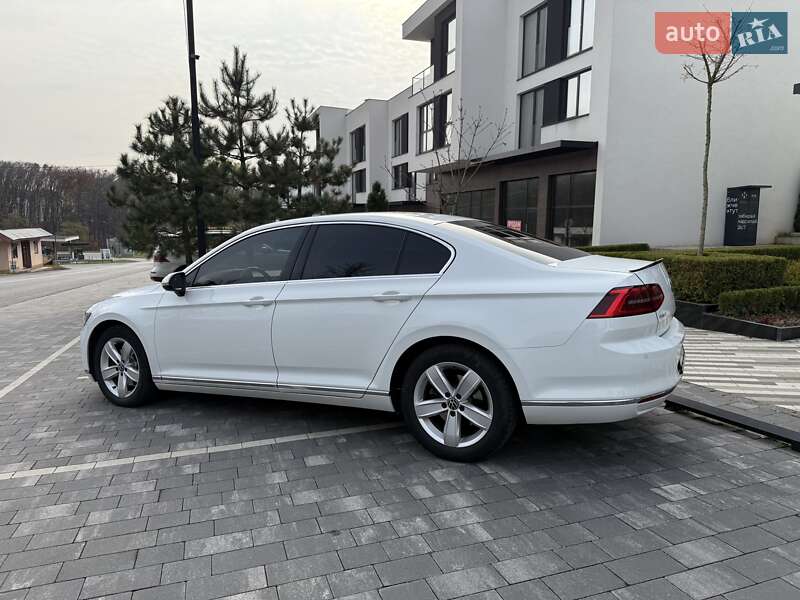 Седан Volkswagen Passat 2015 в Ужгороді