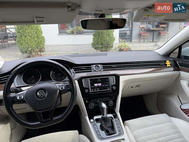 Седан Volkswagen Passat 2015 в Ужгороді