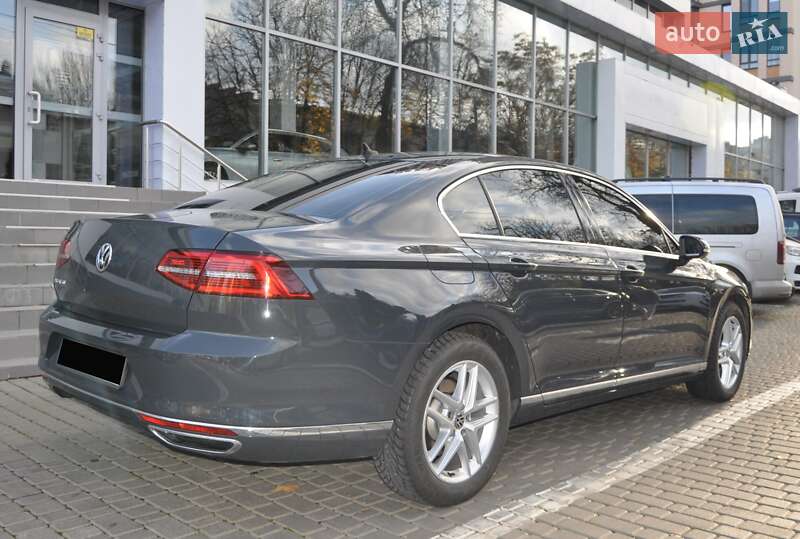 Седан Volkswagen Passat 2017 в Одессе