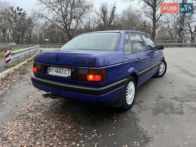 Седан Volkswagen Passat 1988 в Гадяче