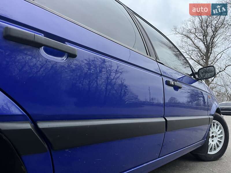Седан Volkswagen Passat 1988 в Гадяче