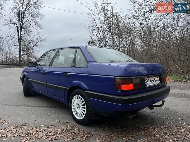 Седан Volkswagen Passat 1988 в Гадяче