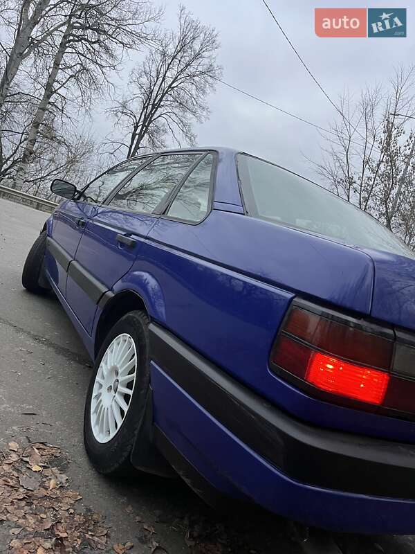 Седан Volkswagen Passat 1988 в Гадяче