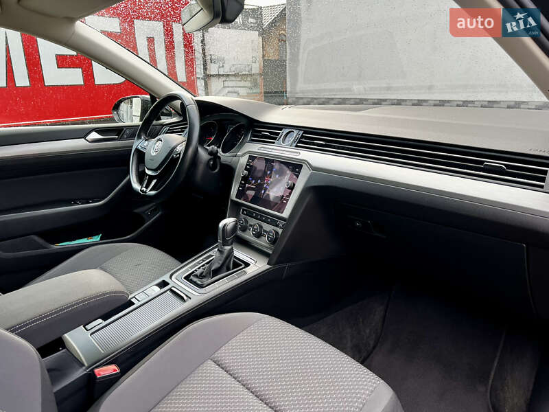 Седан Volkswagen Passat 2017 в Тернополе