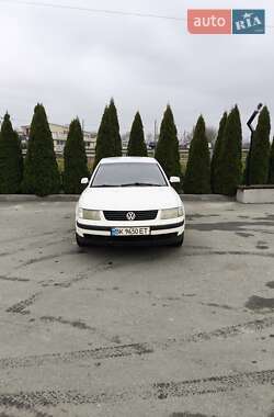 Седан Volkswagen Passat 1999 в Любарі