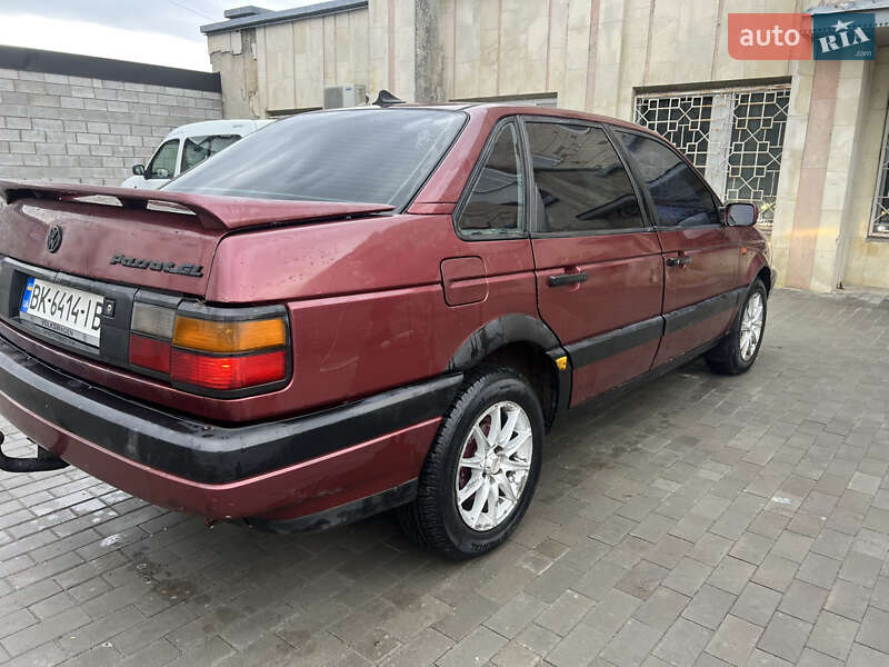 Седан Volkswagen Passat 1992 в Кременце