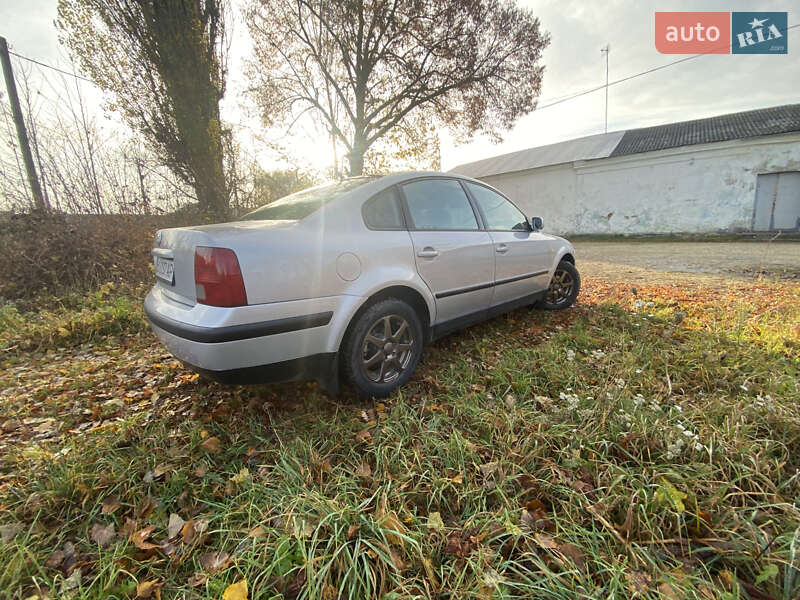 Седан Volkswagen Passat 1999 в Волочиске