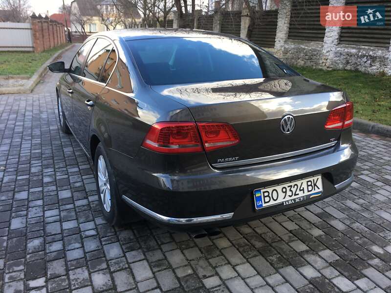 Седан Volkswagen Passat 2012 в Остроге