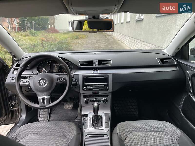 Седан Volkswagen Passat 2012 в Остроге