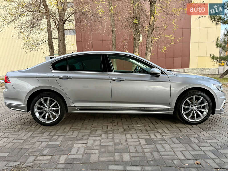 Седан Volkswagen Passat 2018 в Днепре