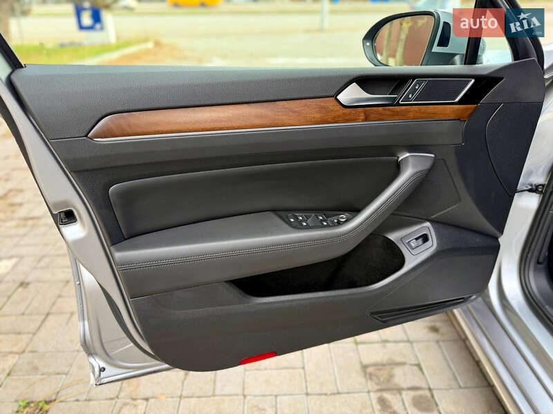 Седан Volkswagen Passat 2018 в Днепре