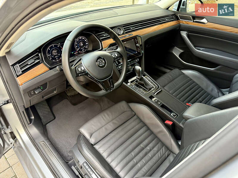 Седан Volkswagen Passat 2018 в Днепре