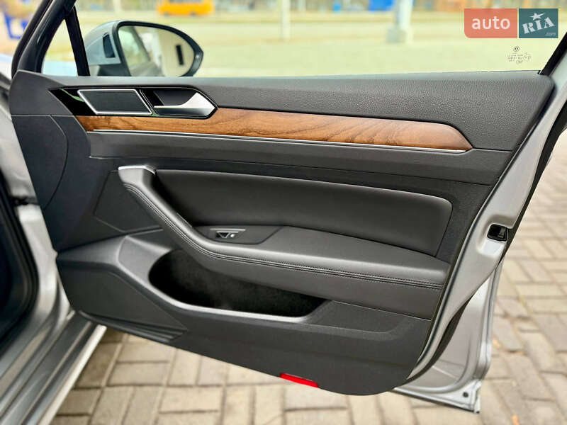 Седан Volkswagen Passat 2018 в Днепре