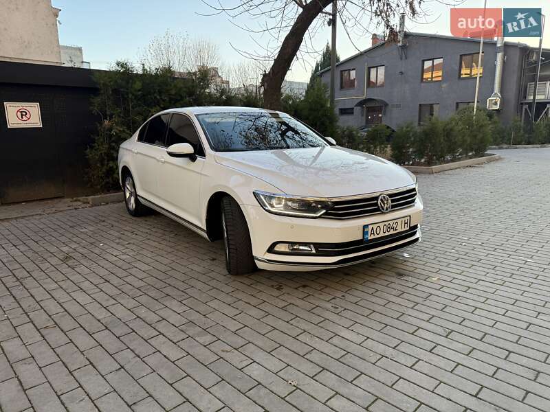Седан Volkswagen Passat 2015 в Ужгороді
