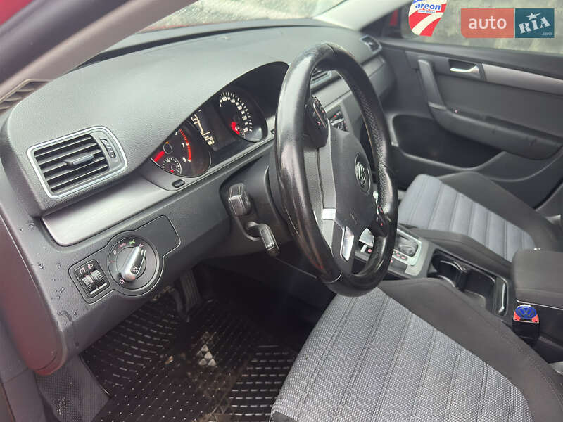 Універсал Volkswagen Passat 2012 в Івано-Франківську