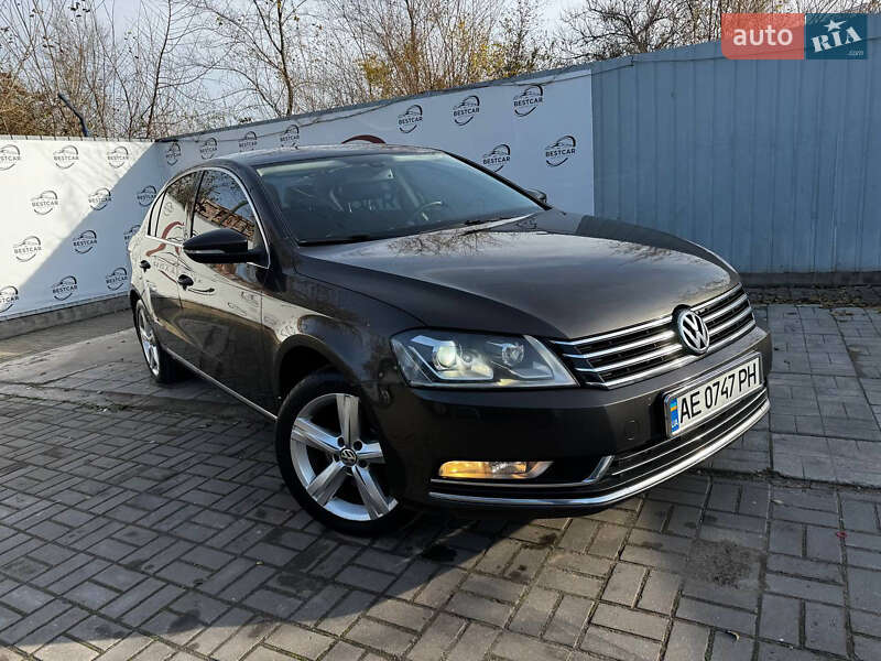 Седан Volkswagen Passat 2012 в Днепре