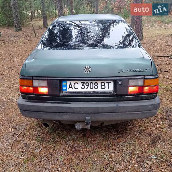 Седан Volkswagen Passat 1989 в Голобах