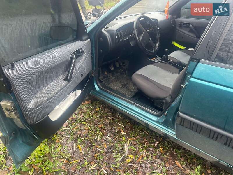 Седан Volkswagen Passat 1991 в Староконстантинове
