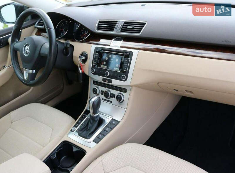 Седан Volkswagen Passat 2014 в Львове