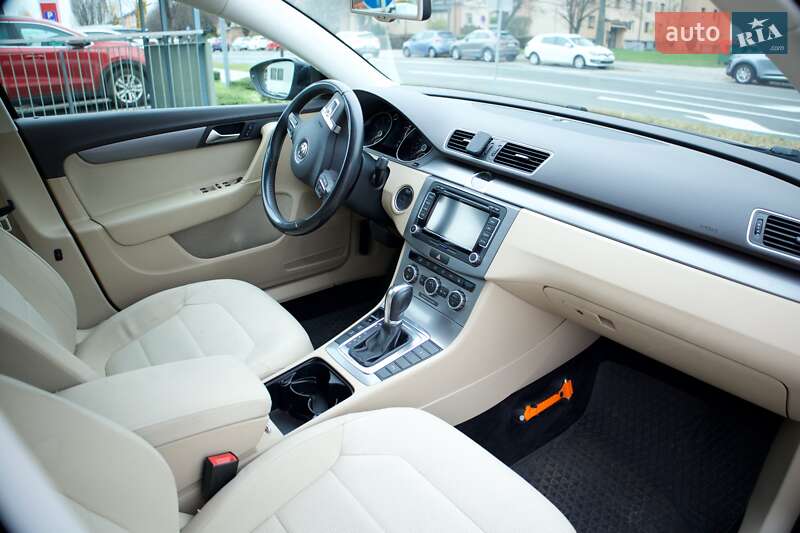 Универсал Volkswagen Passat 2012 в Ивано-Франковске